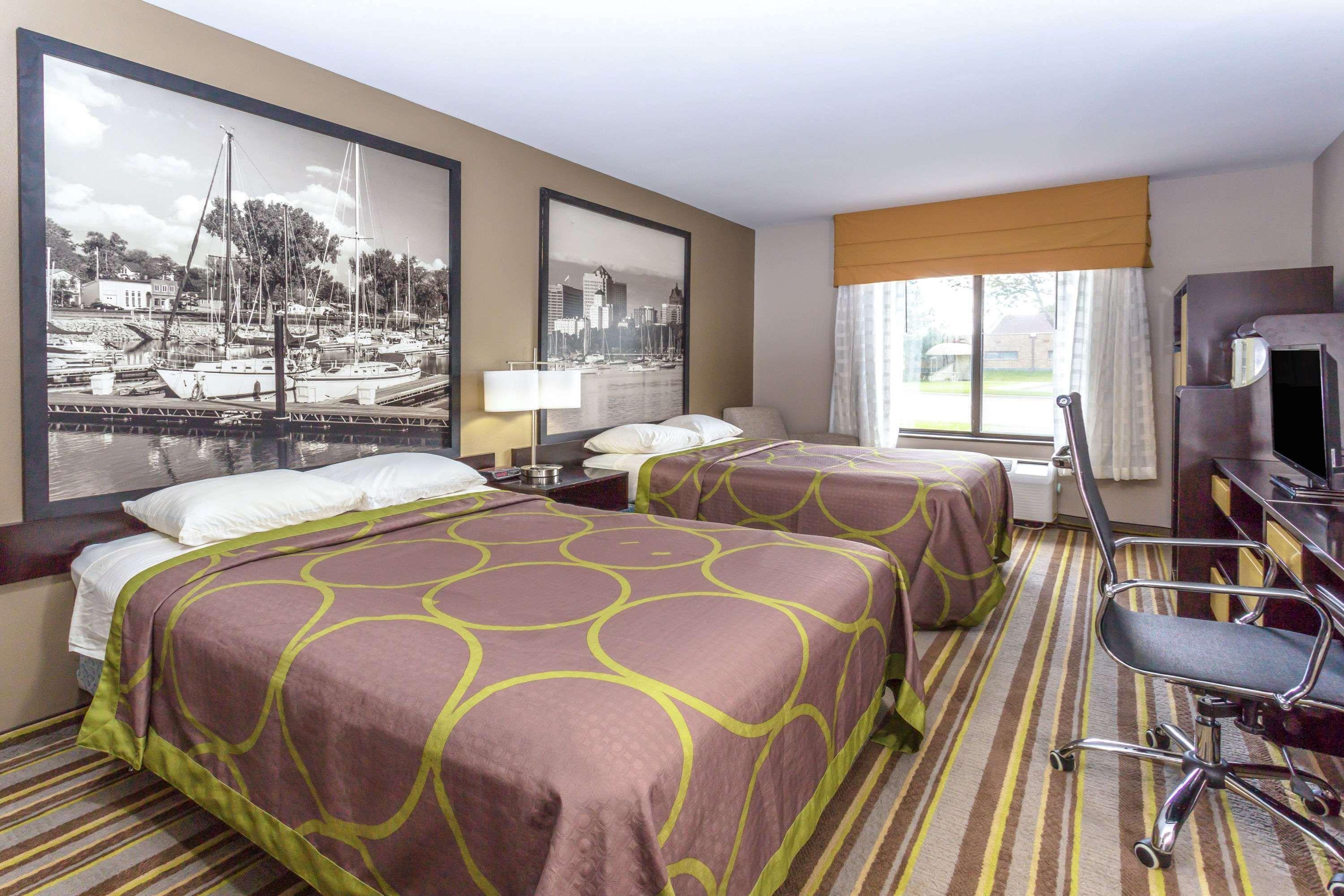 Delavan Inn And Suites Kültér fotó