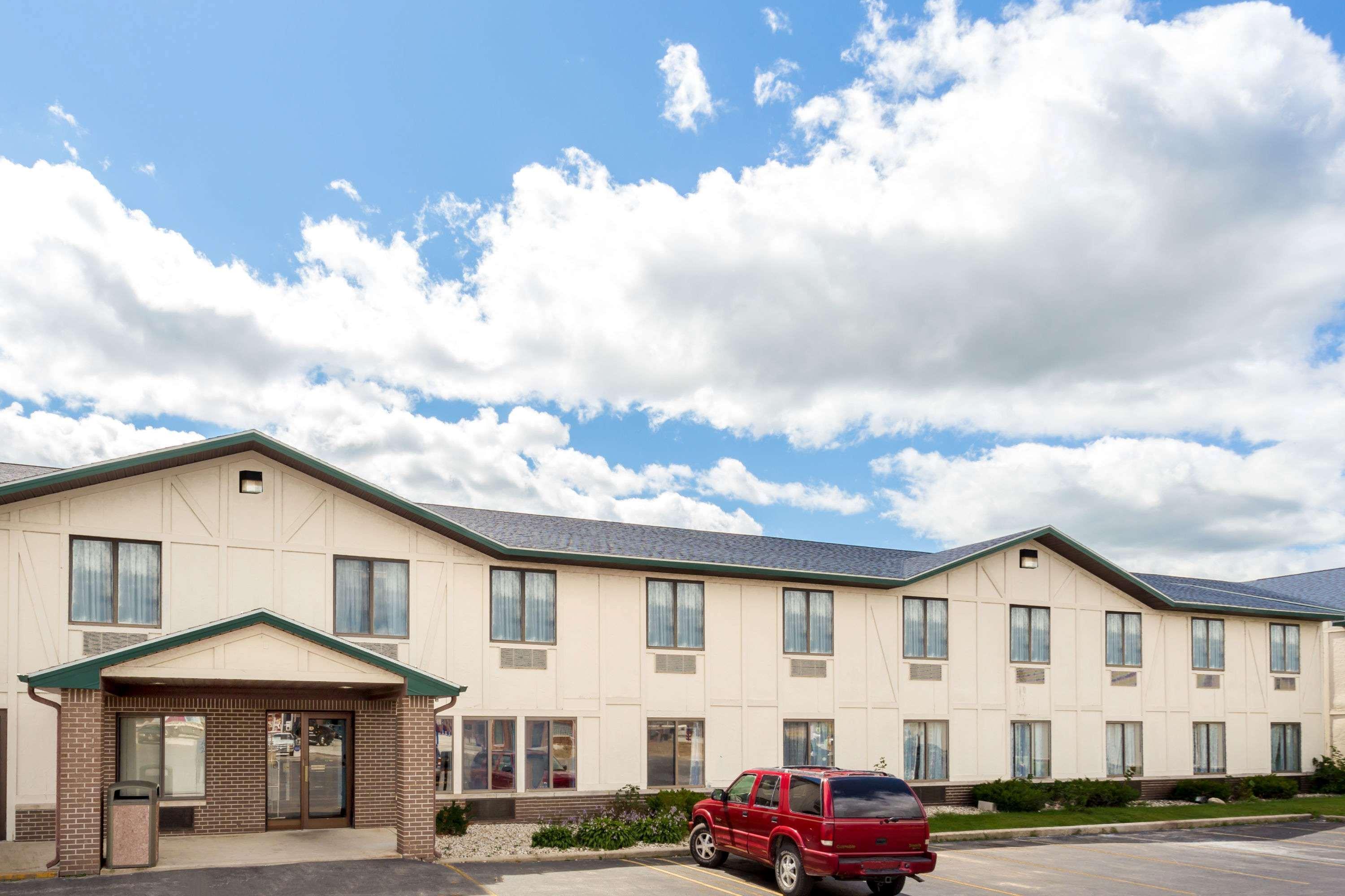 Delavan Inn And Suites Kültér fotó