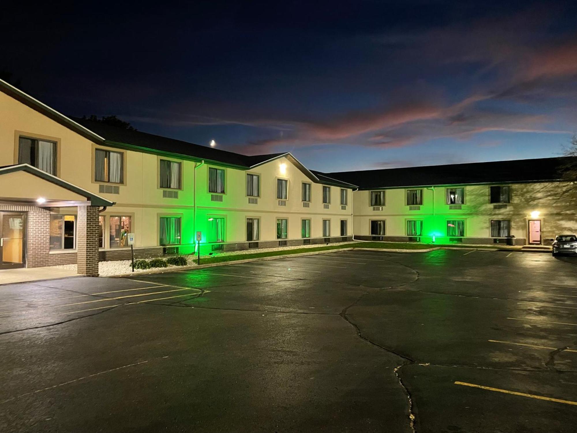 Delavan Inn And Suites Kültér fotó