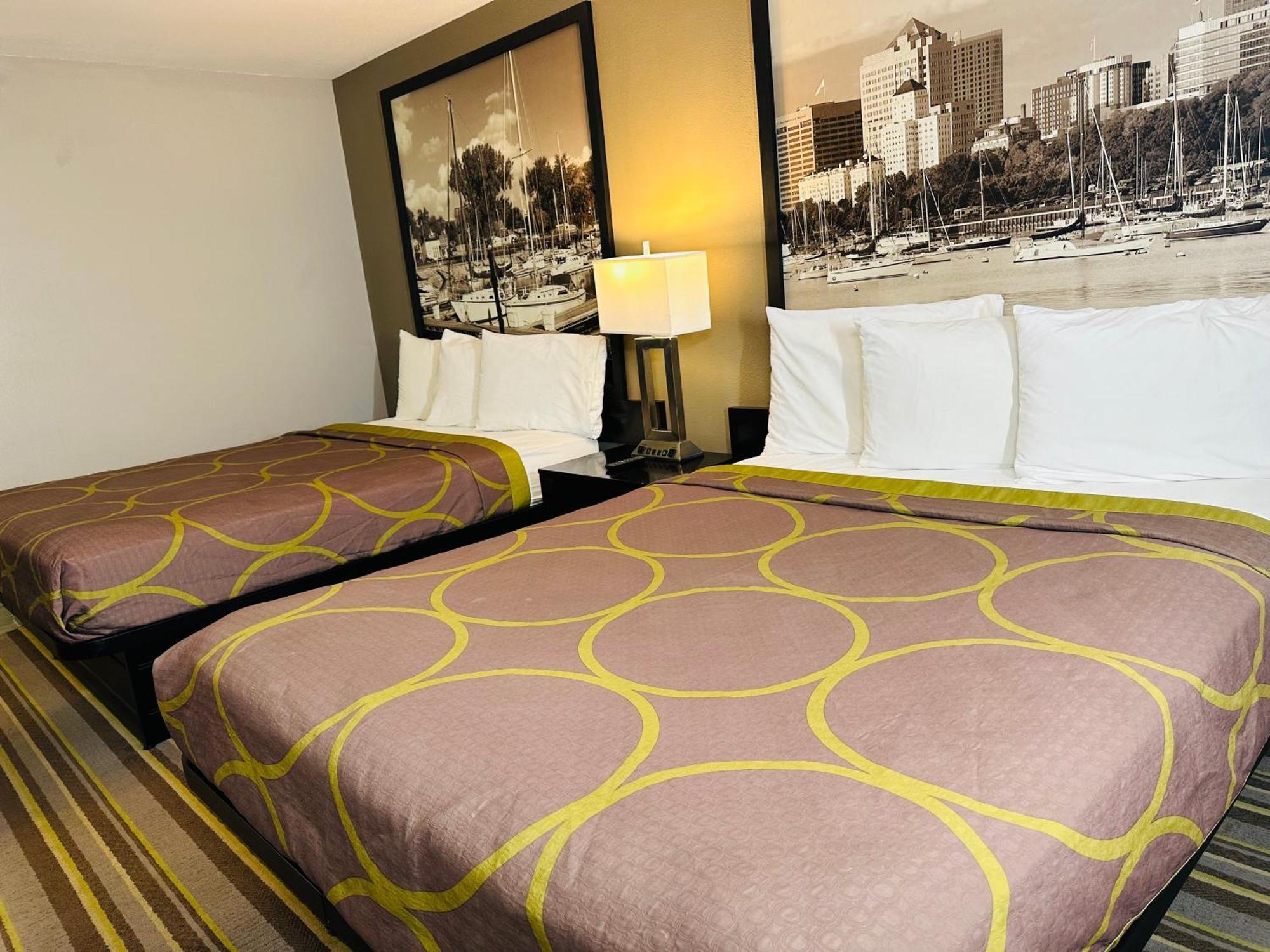 Delavan Inn And Suites Kültér fotó