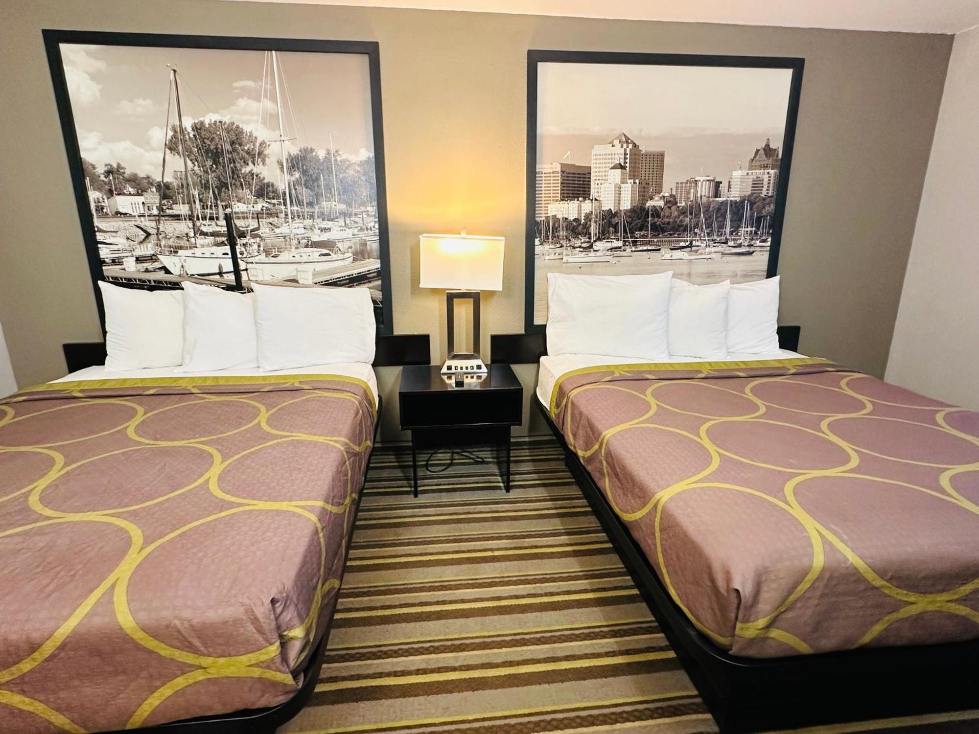 Delavan Inn And Suites Kültér fotó