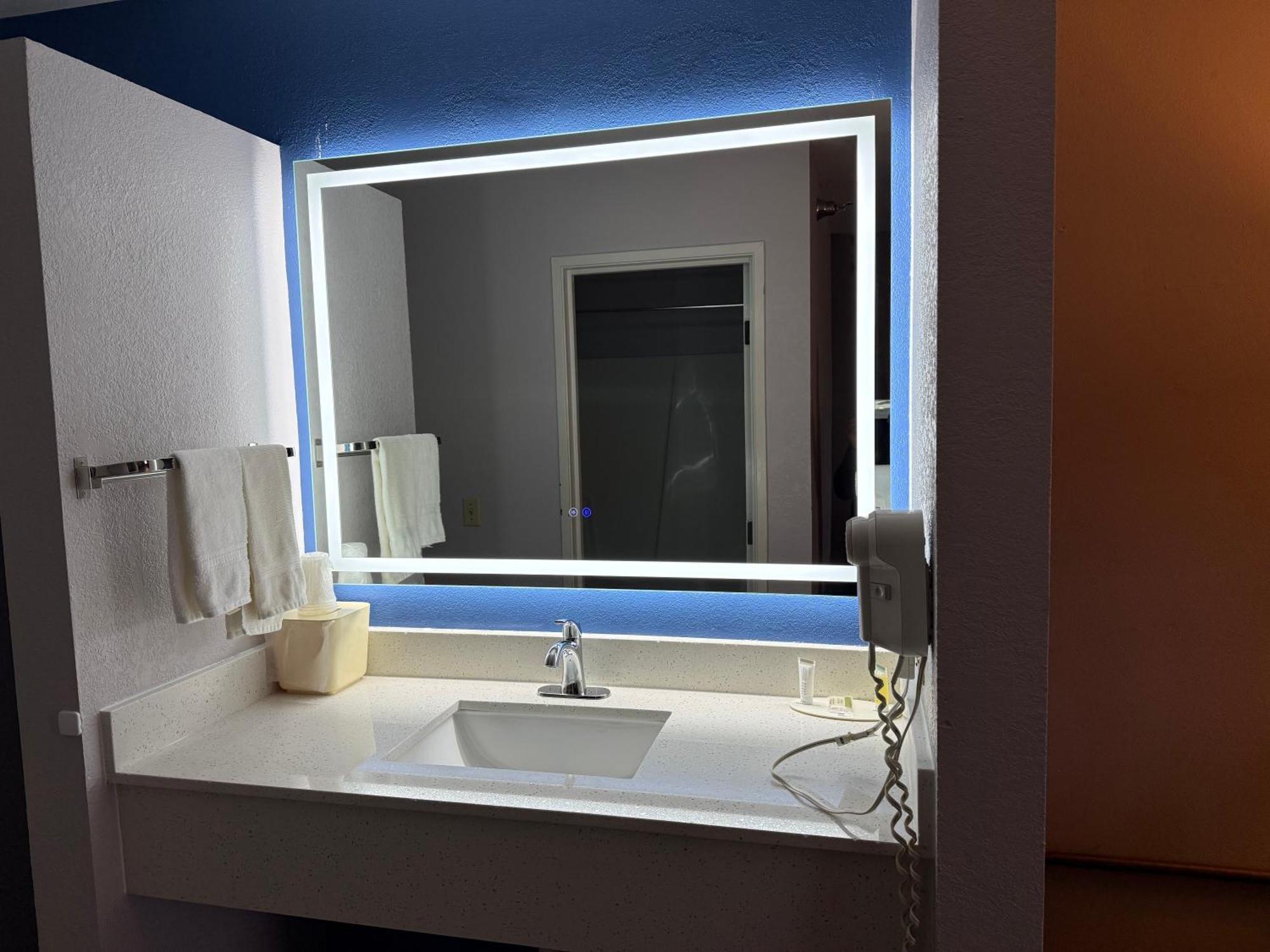 Delavan Inn And Suites Kültér fotó